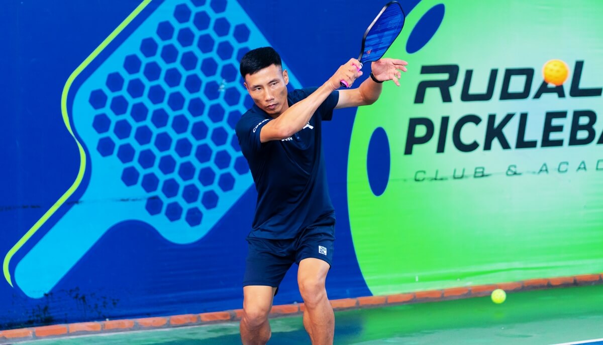 cach-phat-bong-pickleball-xoay