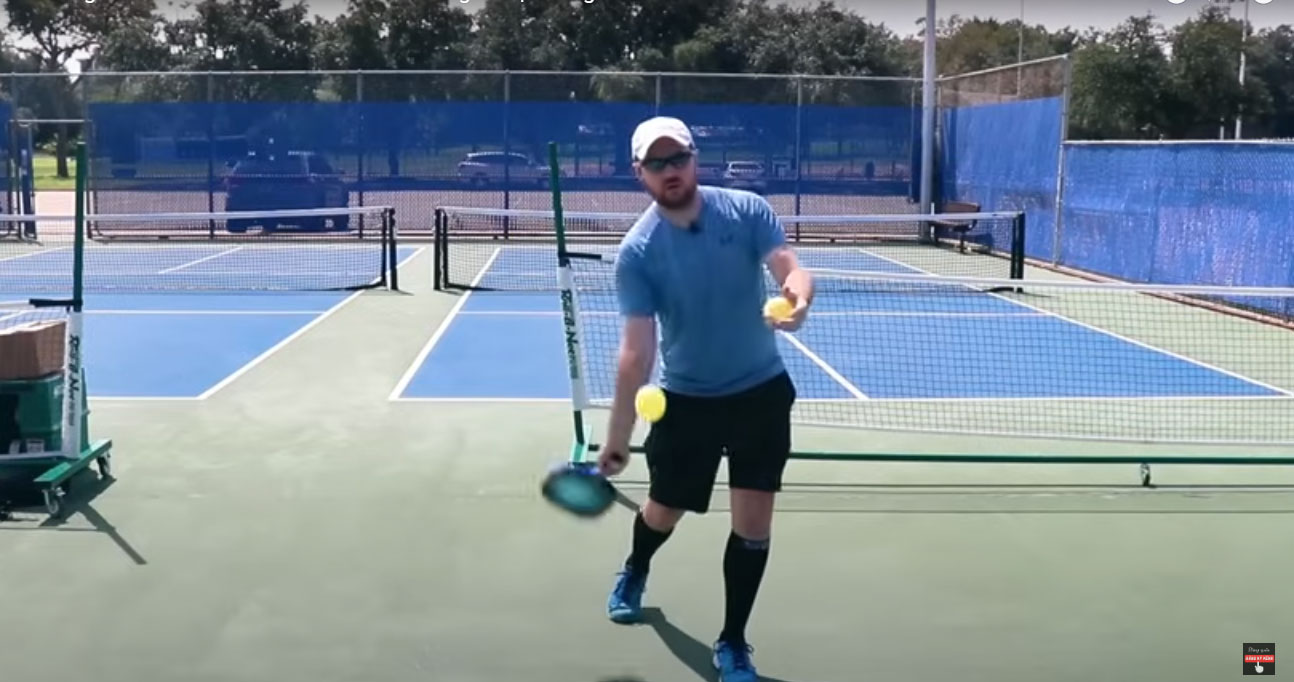 phat-bong-xoay-pickleball